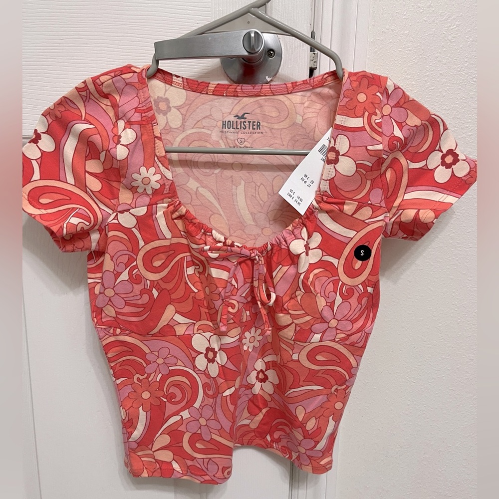 Hollister trendy pink tee. new with tags